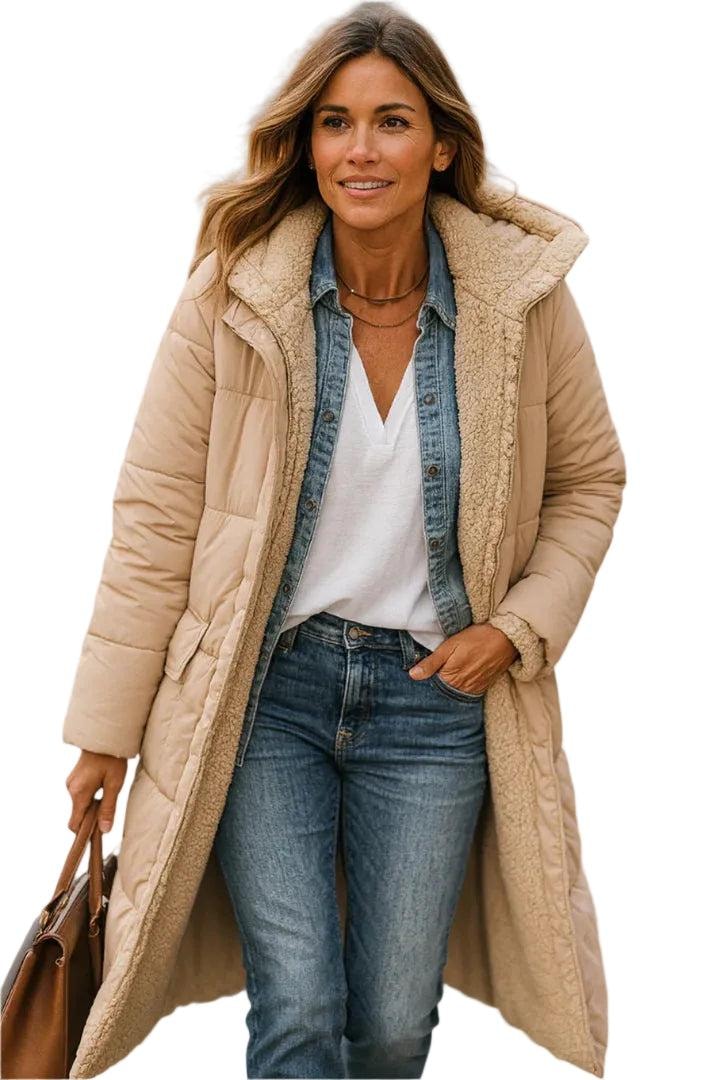 Abrigo acolchado largo beige claro con capucha y bolsillos laterales, visto de cerca con el forro de aspecto suave visible.