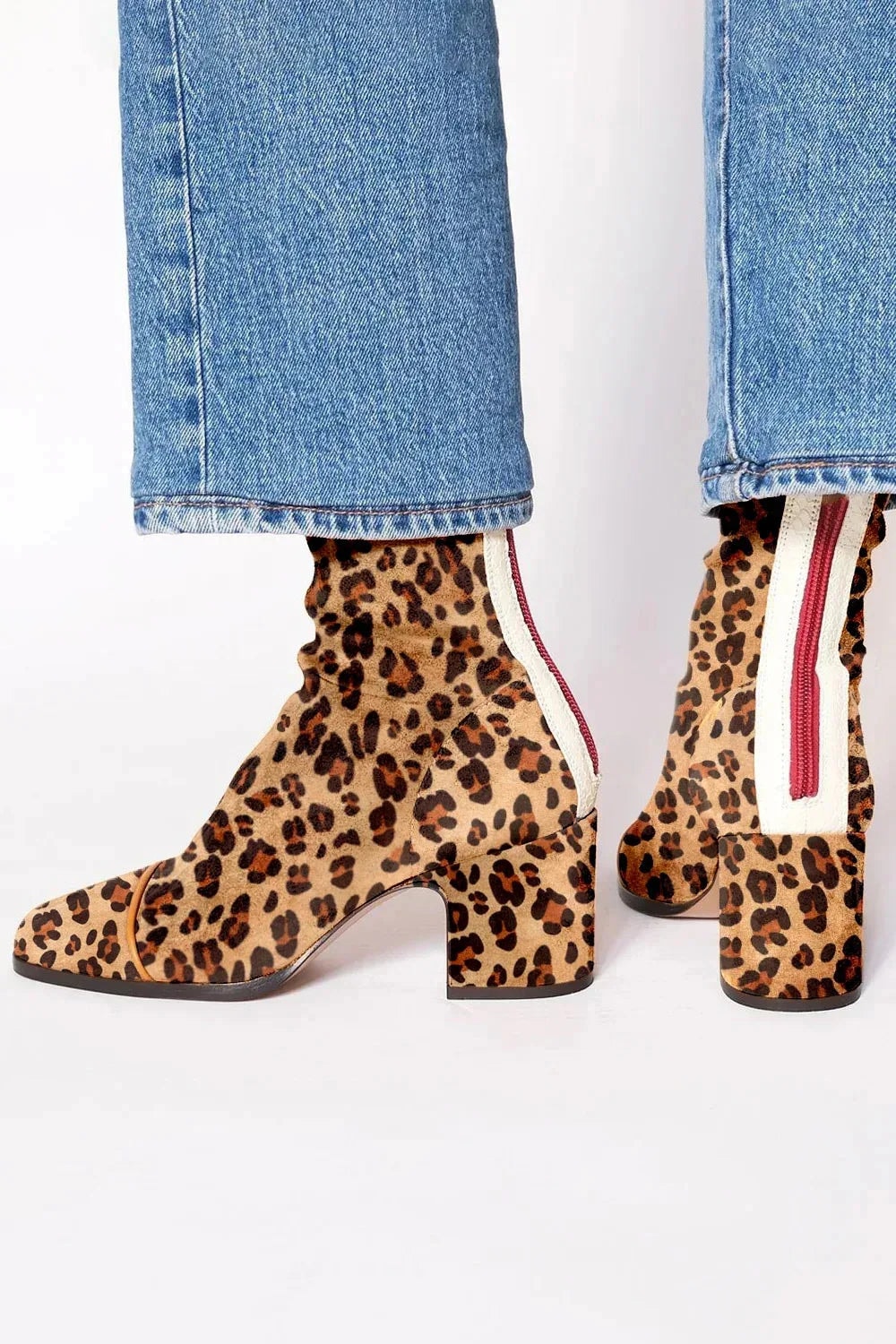 Botines completamente estampados con motivo de leopardo, tacón ancho y vista lateral y trasera.