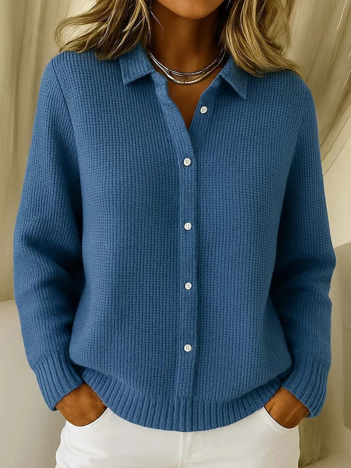 Cárdigan de punto azul oscuro con cierre de botones, cuello camisero y bajo redondeado de acabado acanalado.