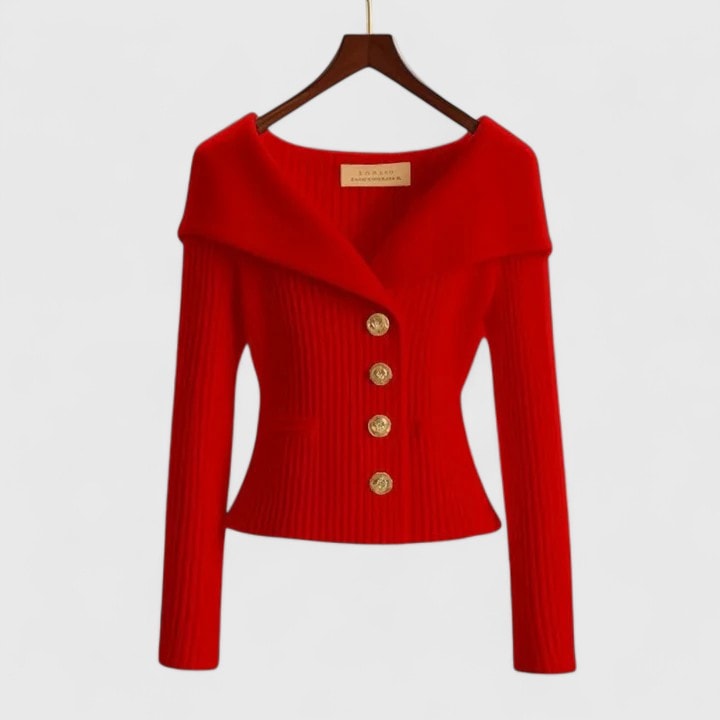 Cárdigan entallado de canalé rojo, con cuello amplio vuelto, mangas largas y cuatro botones decorativos dorados.
