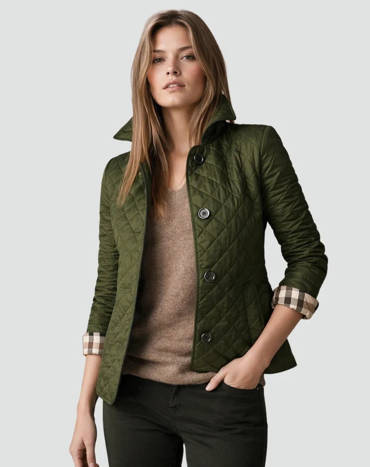 Chaqueta acolchada verde oliva con cuello elevado, cierre frontal de botones y bolsillos laterales.