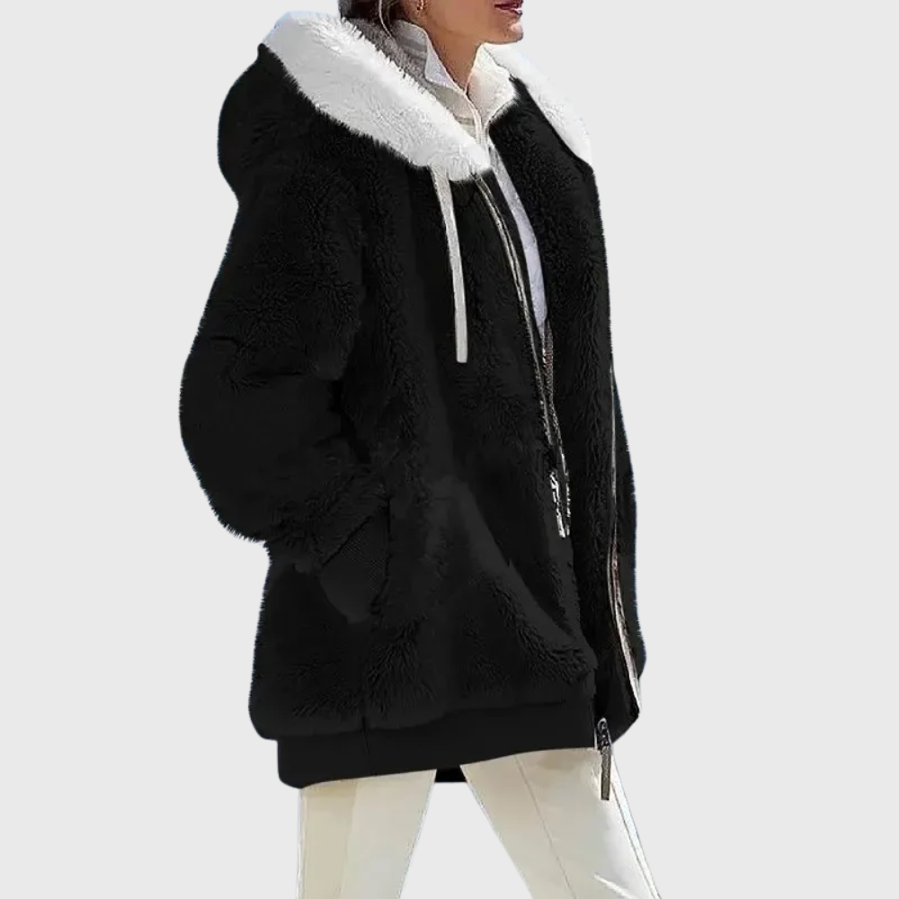 Chaqueta negra lisa con capucha clara, cordones y bolsillos laterales, mostrada de perfil.