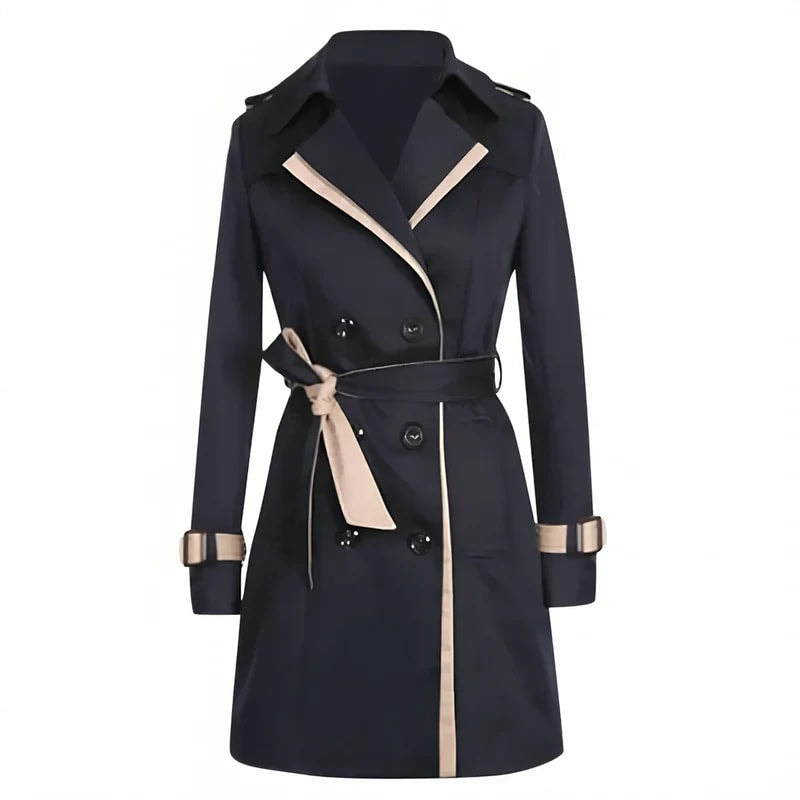 Gabardina de mujer azul marino con doble botonadura, cinturón anudado, solapas amplias y detalles en contraste claro en el cuello, puños y delantero.