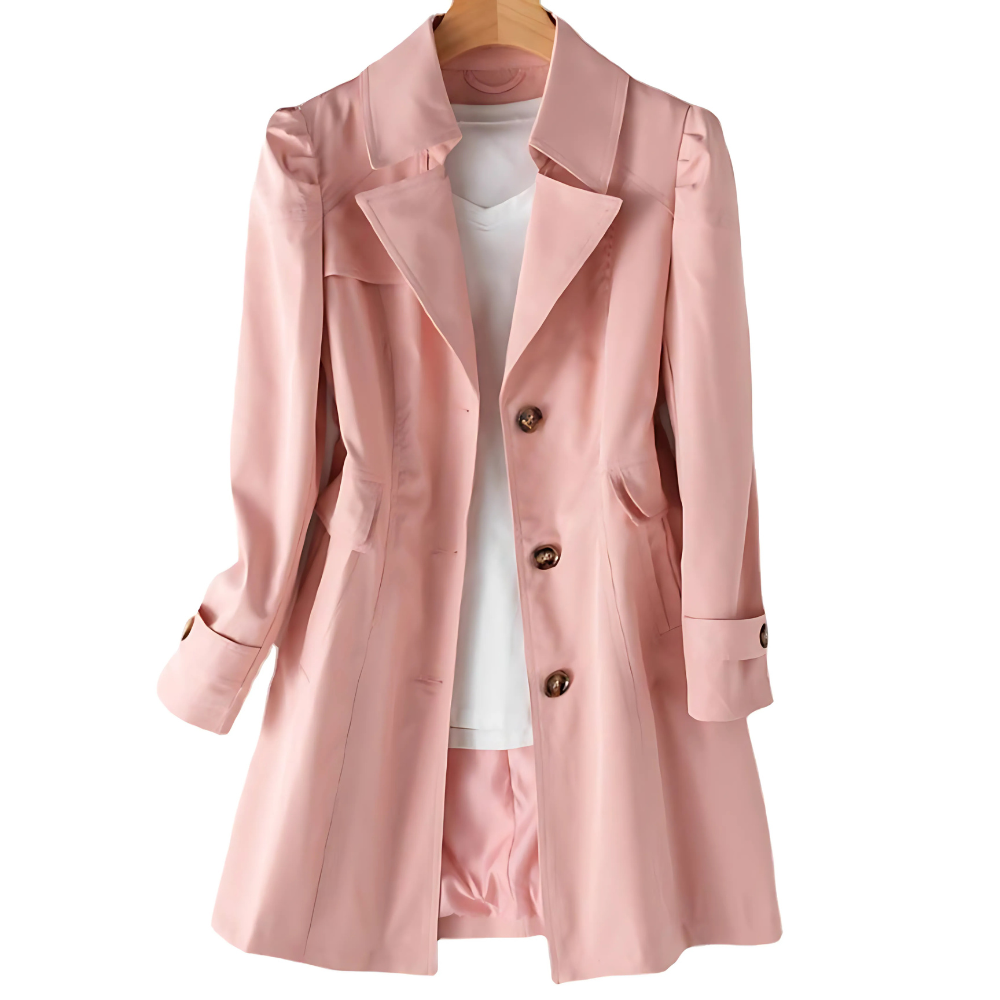 Gabardina entallada rosa claro colgada, con solapas amplias, tres botones, bolsillos laterales y puños ajustables con botones.