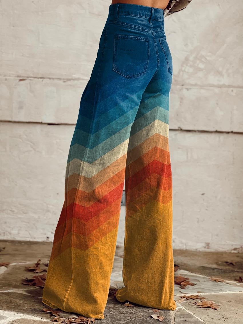 Vista posterior del pantalón palazzo, con cintura alta, bolsillos traseros y estampado zigzag multicolor que recorre las perneras amplias.