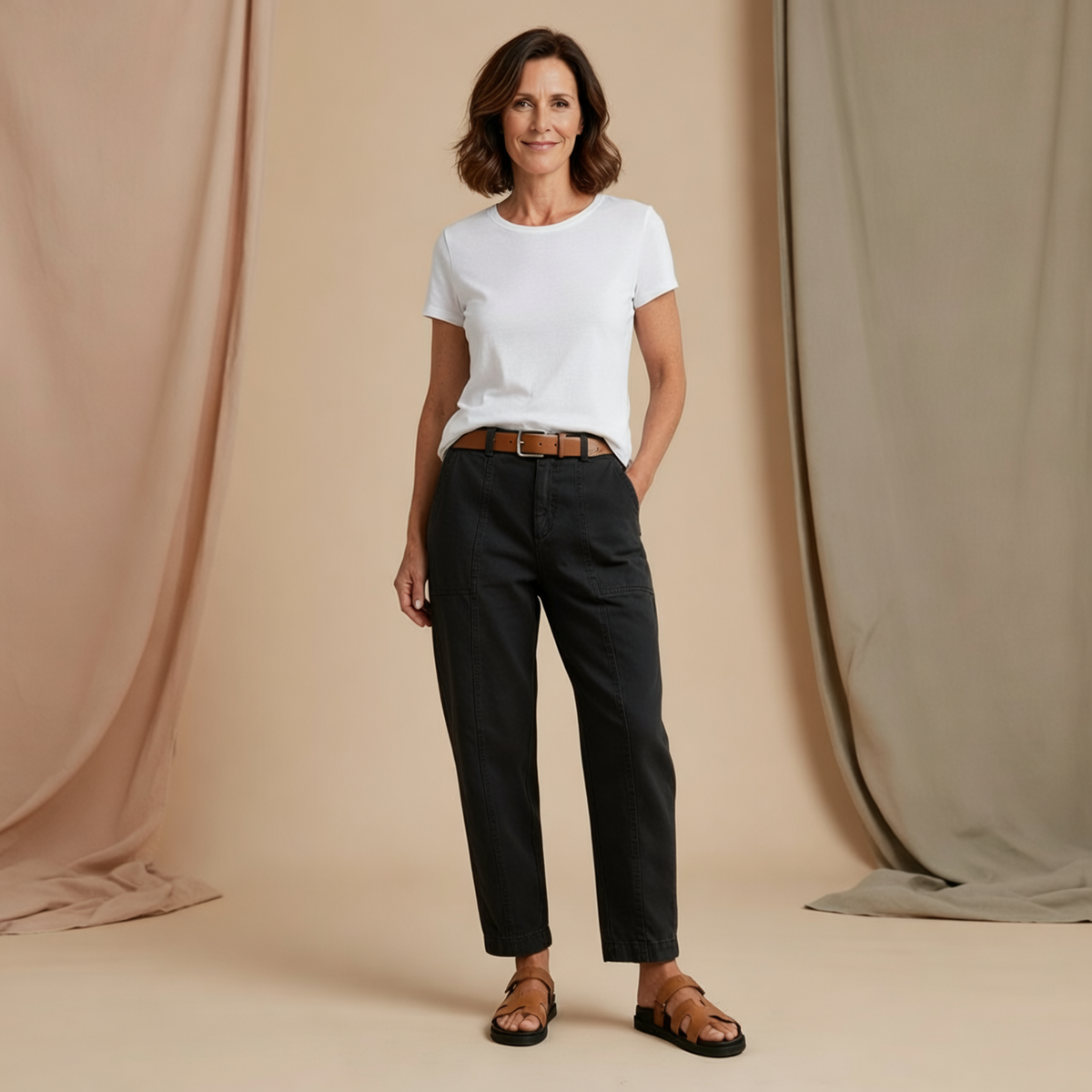 Pantalón utility de tiro alto y pernera cónica en color negro, mostrado de frente con bolsillos laterales.
