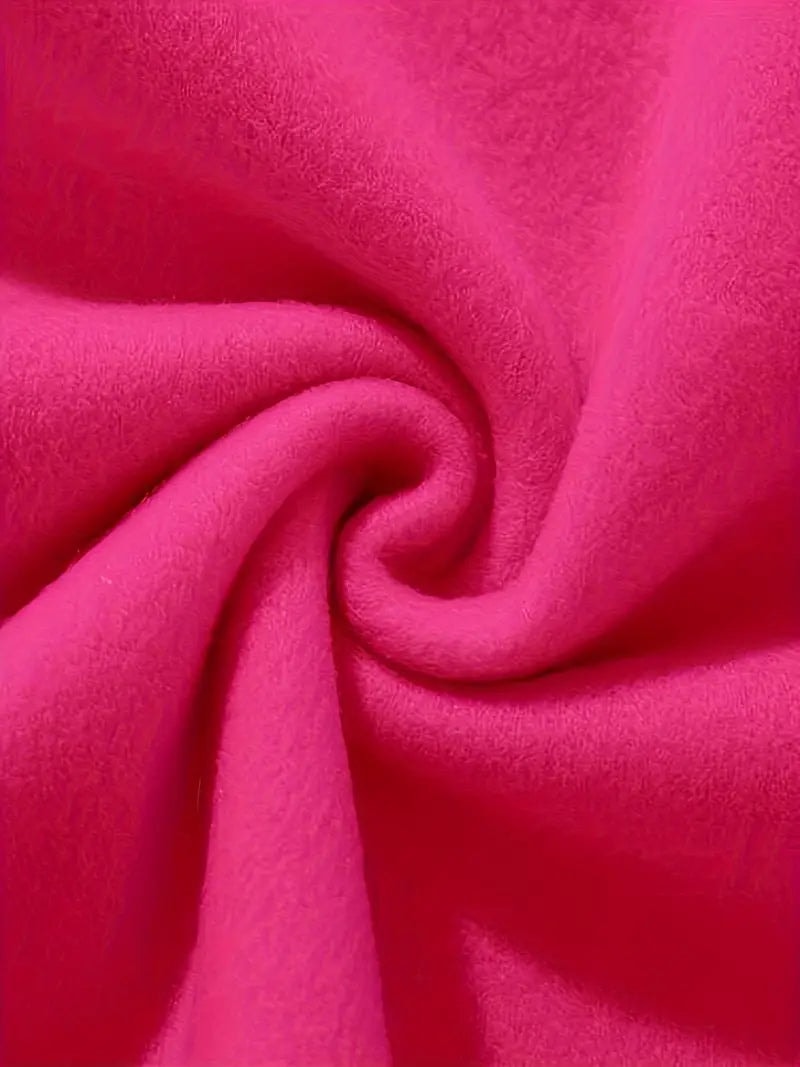 Primer plano de la superficie y el acabado suave de la sudadera fucsia, con el tejido formado en pliegues.