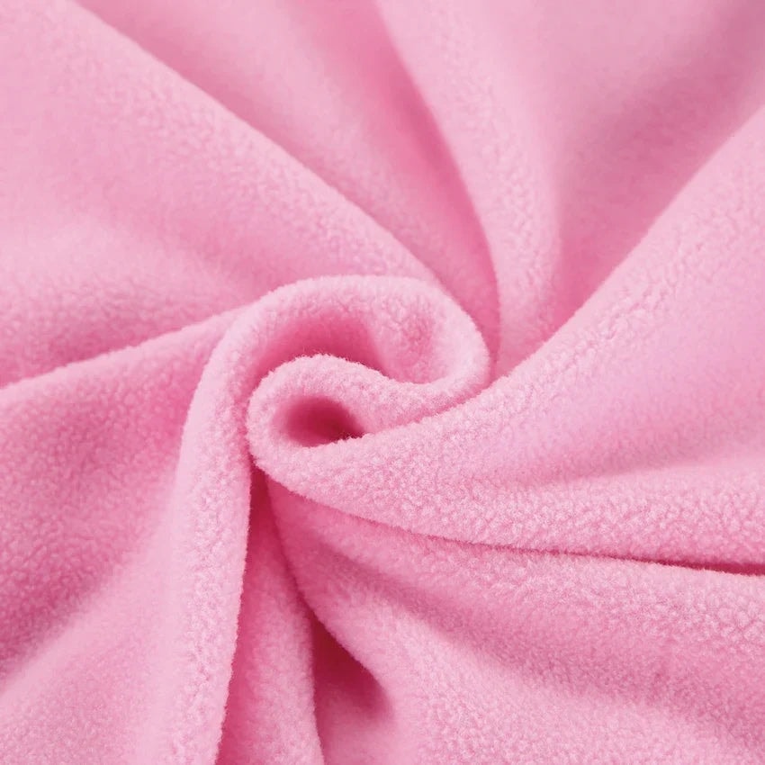 Primer plano de la textura suave y aterciopelada en tono rosa de la sudadera.