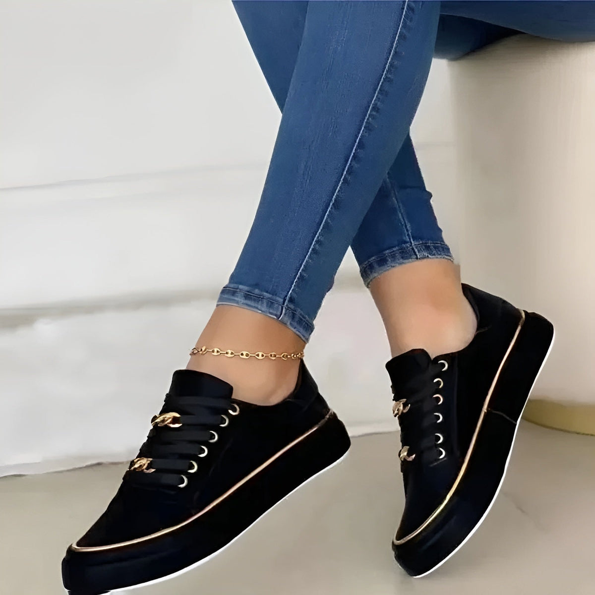 Vista lateral de las zapatillas negras de plataforma con suela elevada, cordones y discretos detalles metálicos dorados.