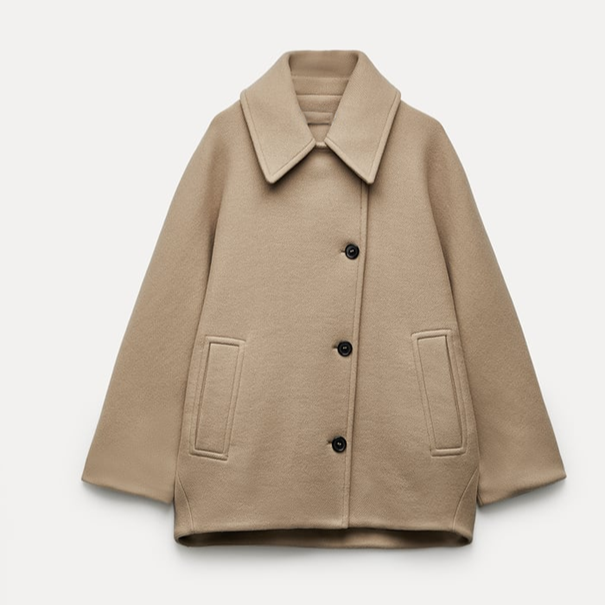 Abrigo camel corto de corte recto presentado sobre fondo claro, con cuello amplio, tres botones frontales y bolsillos laterales.