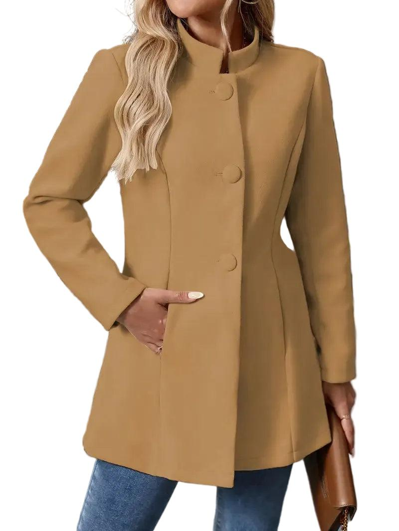 Abrigo corto camel de cuello redondo con tres botones frontales y bolsillo lateral, combinado con vaqueros.