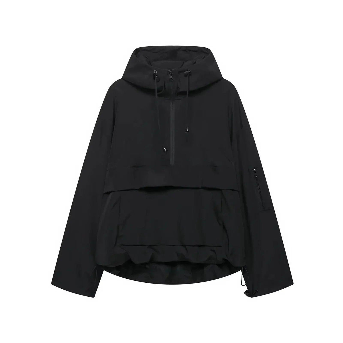 Anorak negro de silueta amplia con capucha ajustable, media cremallera, panel delantero superpuesto, bolsillo frontal y bolsillo con cremallera en la manga.