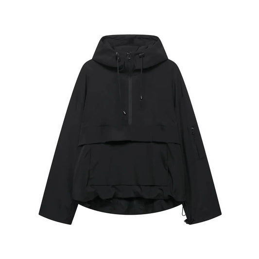 Anorak negro de silueta amplia con capucha ajustable, media cremallera, panel delantero superpuesto, bolsillo frontal y bolsillo con cremallera en la manga.