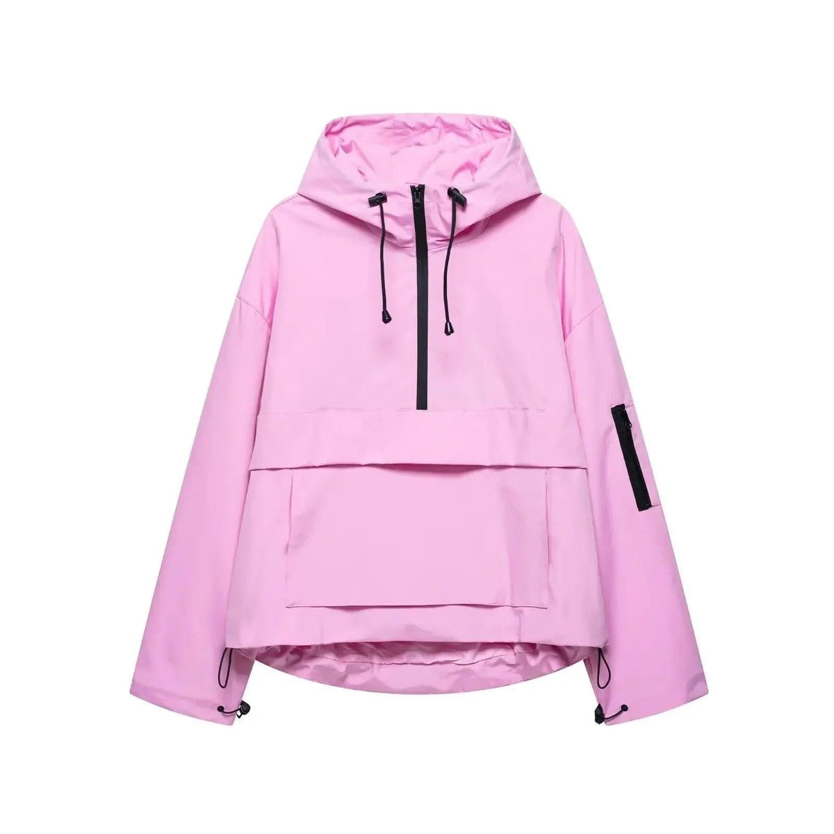 Anorak rosa con capucha y cordones, media cremallera negra, bolsillo frontal amplio y bolsillo con cremallera en la manga derecha.