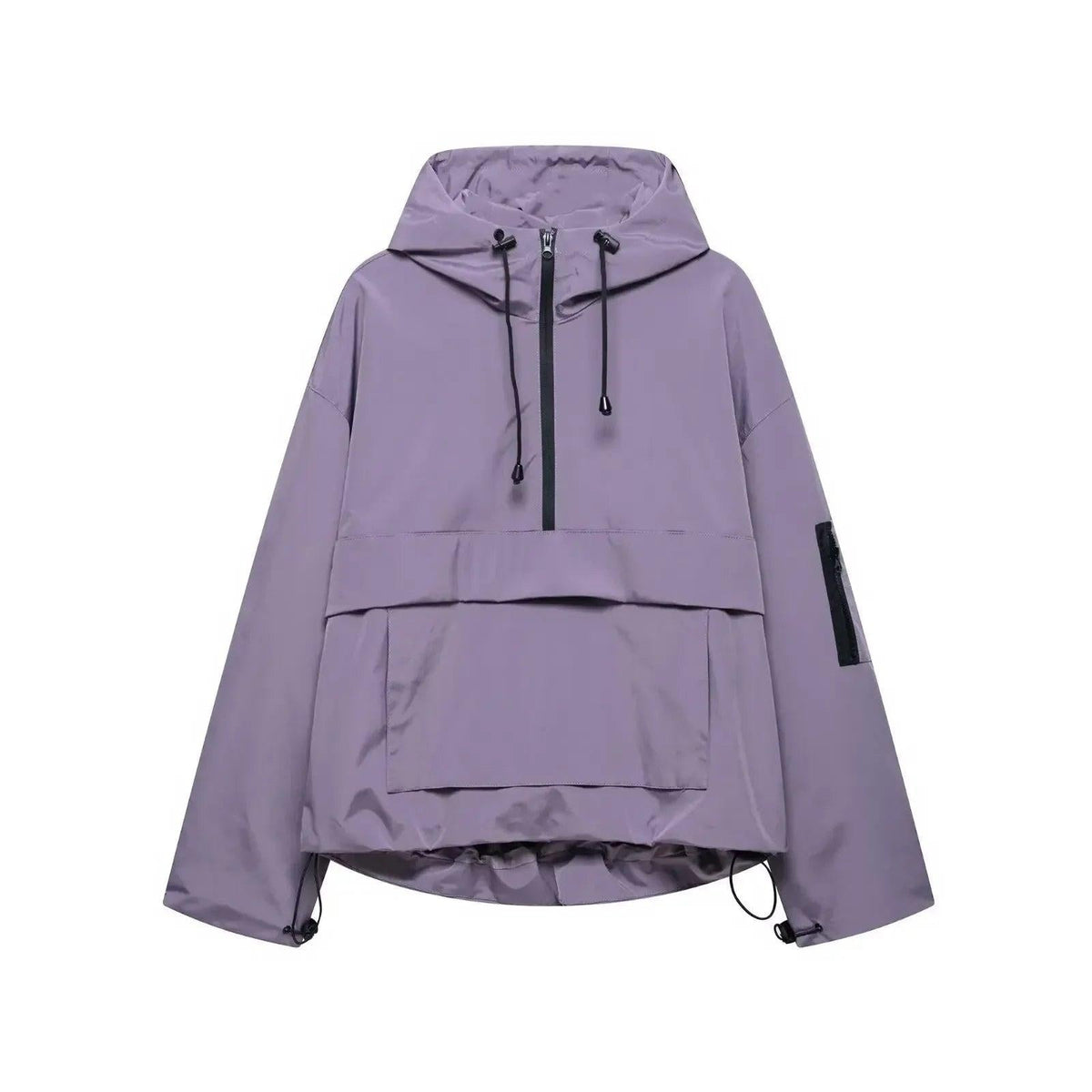 Anorak lila con capucha, media cremallera y bolsillo frontal amplio; destaca el bolsillo negro con cremallera situado en la manga derecha.