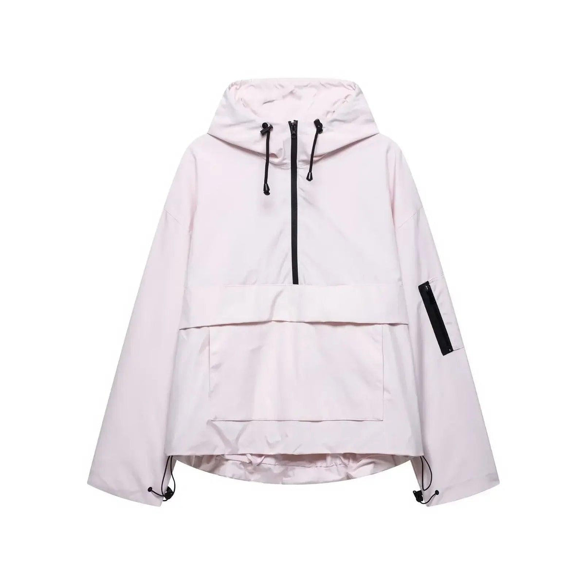 Anorak rosa pálido con capucha ajustable y media cremallera, visto de frente con panel superpuesto, bolsillo frontal y cordones regulables en el bajo.