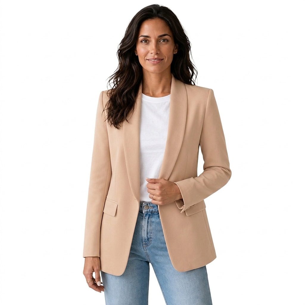 Blazer abierto color beige con solapas amplias y bolsillos delanteros con solapa, combinado con camiseta blanca y vaqueros.