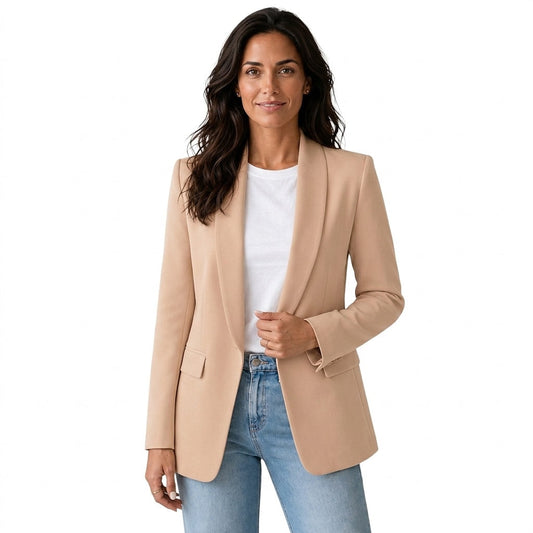 Blazer abierto color beige con solapas amplias y bolsillos delanteros con solapa, combinado con camiseta blanca y vaqueros.