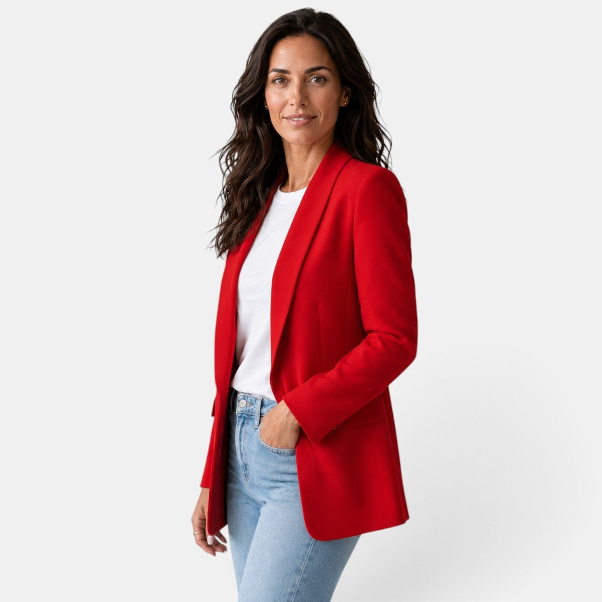 Blazer rojo abierto visto en tres cuartos, con solapas amplias y una mano introducida en el bolsillo delantero.