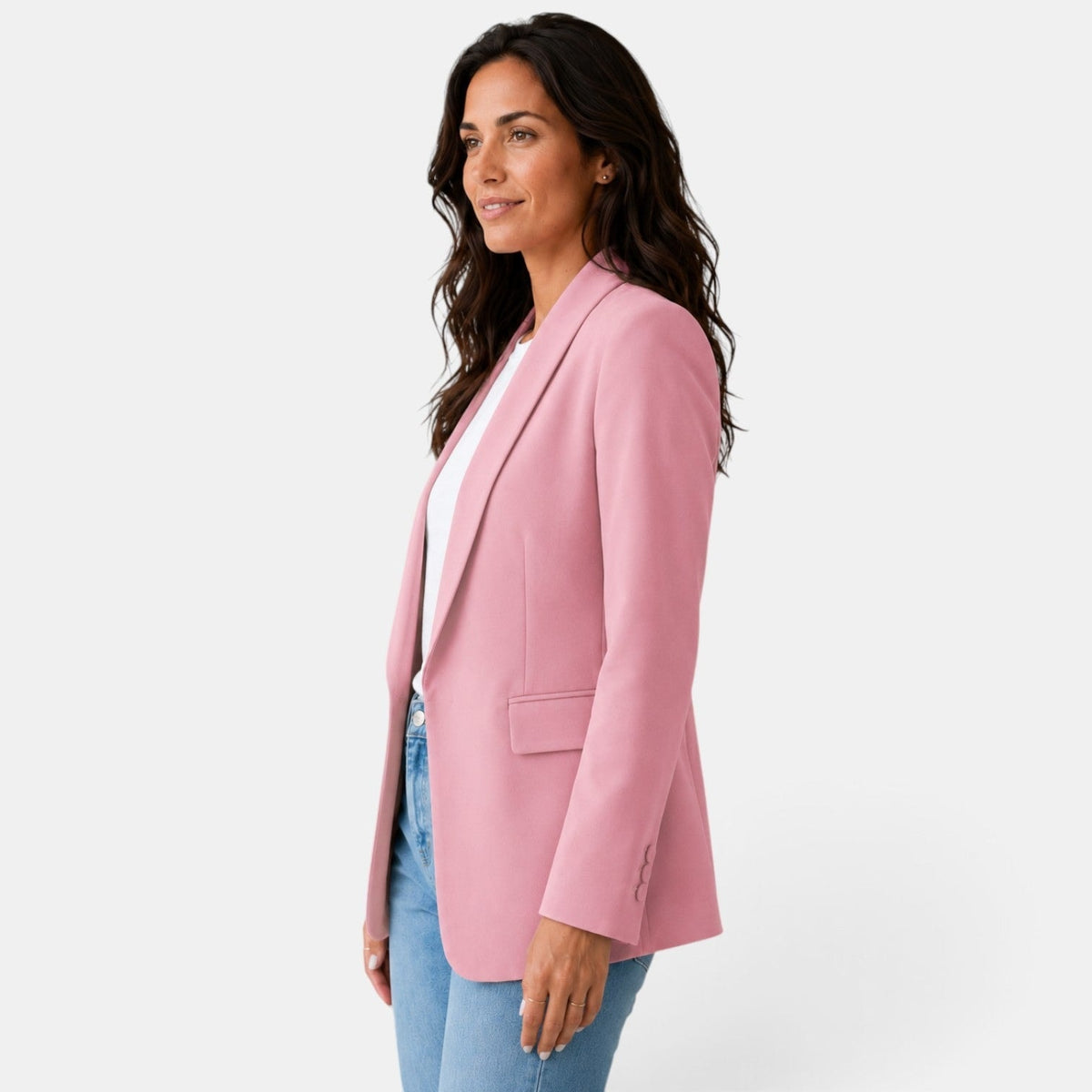 Blazer rosa abierto visto de perfil, con solapa amplia, bolsillo delantero con solapa y puños con botones.