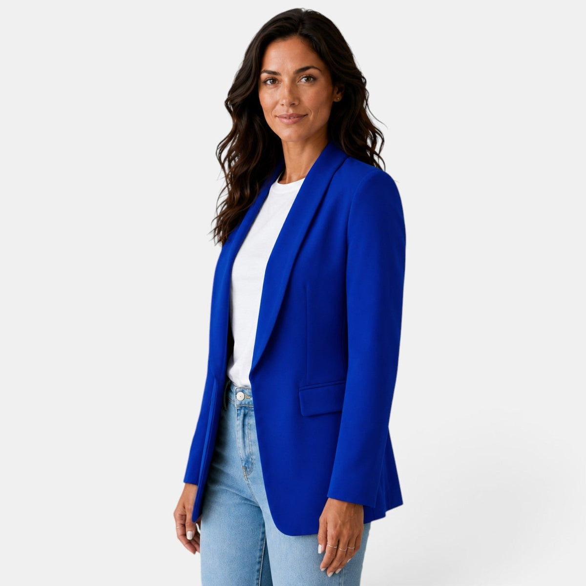 Blazer azul intenso abierto visto en tres cuartos, con solapas amplias y bolsillo delantero con solapa.