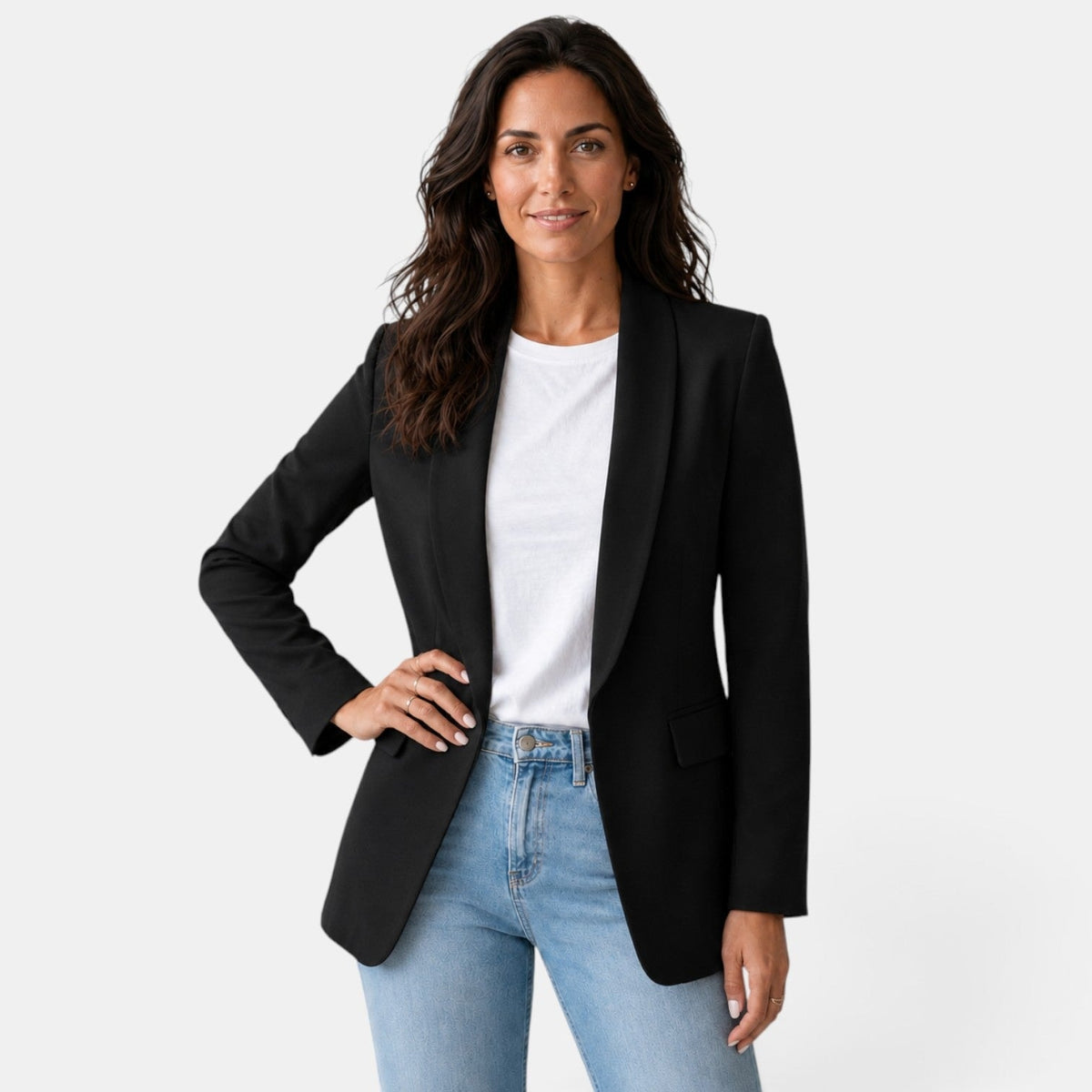 Blazer negro abierto de hombros definidos, con solapas amplias y un bolsillo delantero visible, visto de frente.
