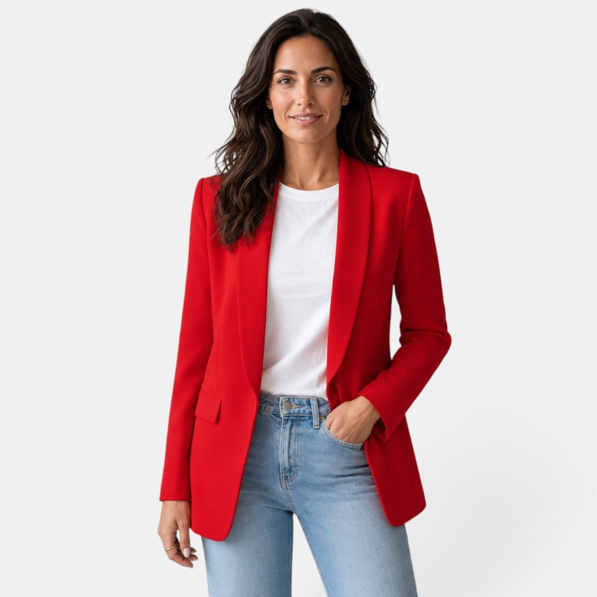 Blazer rojo abierto con solapas amplias y bolsillo delantero con solapa, combinado con camiseta blanca y vaqueros.