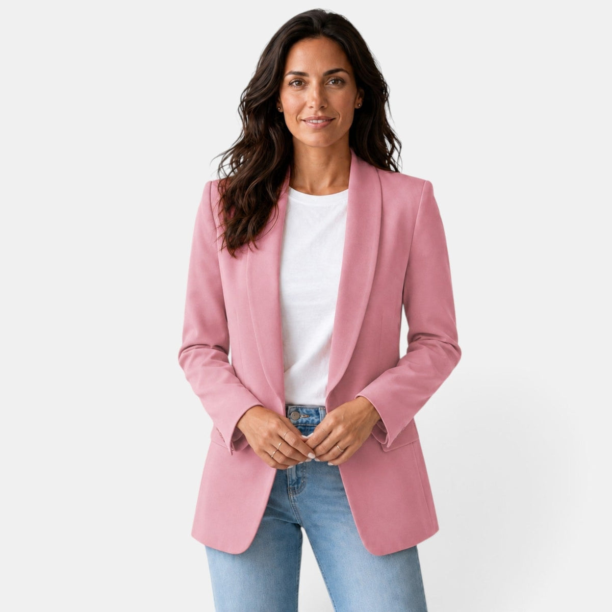 Blazer rosa abierto con solapas amplias y ambos bolsillos delanteros con solapa, llevado con las manos juntas.
