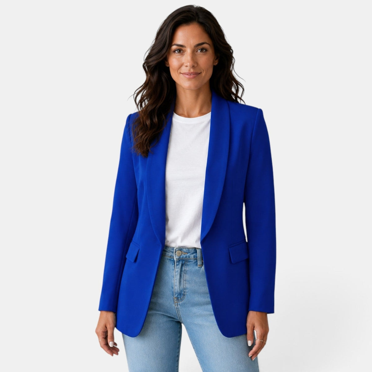 Blazer azul intenso abierto, de corte estructurado, con solapas amplias y bolsillos delanteros con solapa.