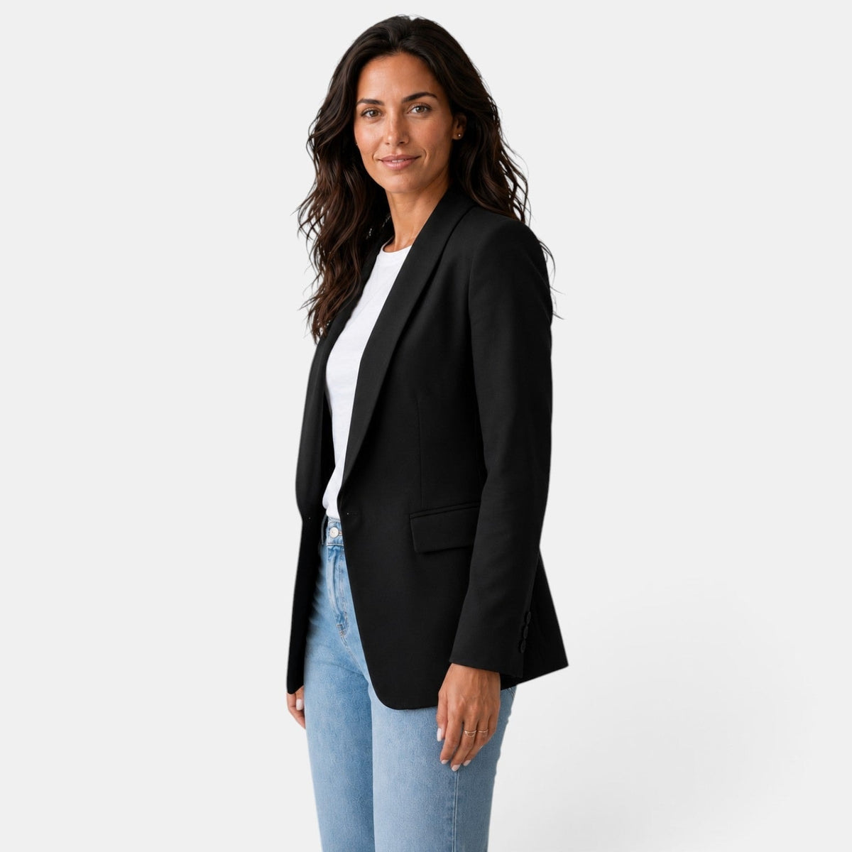 Blazer negro abierto visto de perfil, con solapa amplia, línea entallada y bolsillo delantero con solapa.