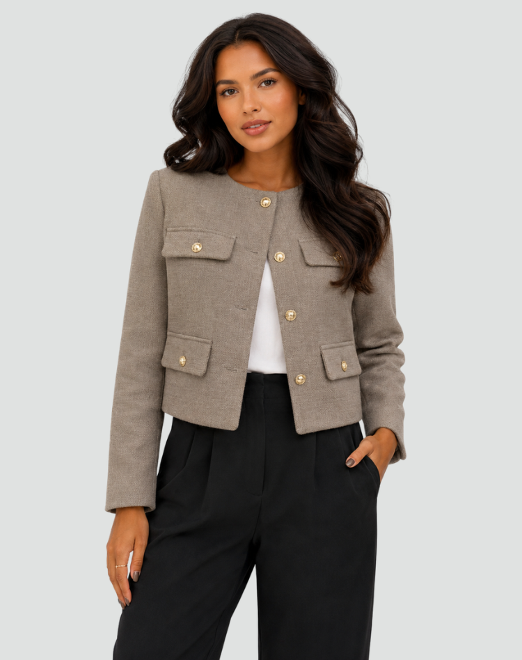 Blazer corto marrón grisáceo abotonado, con cuatro bolsillos decorativos y diseño sin cuello.