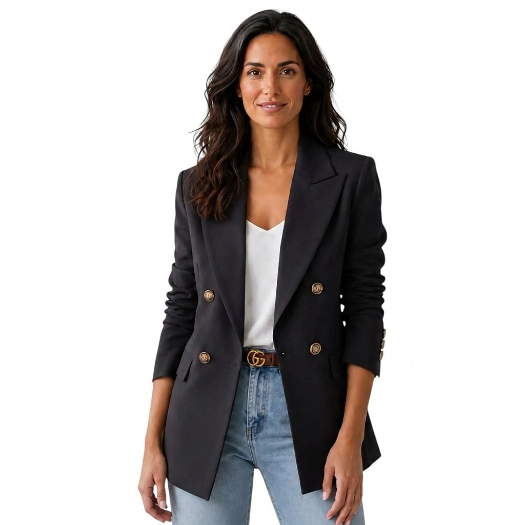 Blazer negro de mujer de doble botonadura, con cuatro botones visibles, solapas marcadas y bolsillos delanteros, combinado con vaqueros.
