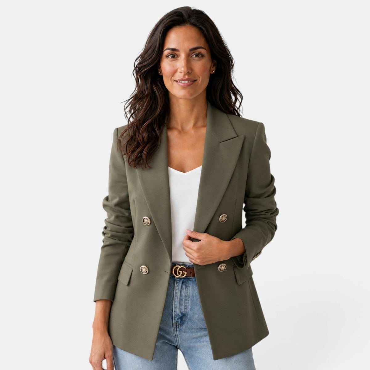 Blazer verde oliva de mujer con doble botonadura, solapas marcadas, mangas largas y bolsillos delanteros con tapa.