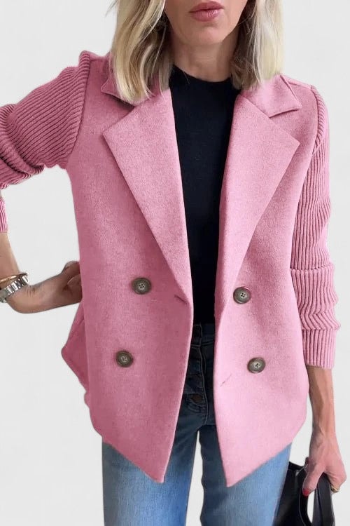 Blazer entallada rosa de doble botonadura, con solapas clásicas y mangas acanaladas, combinada con camiseta negra y vaqueros.