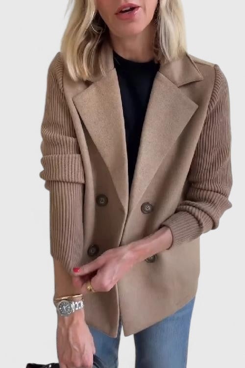 Blazer entallada en tono topo con mangas acanaladas recogidas y parte frontal parcialmente abrochada, combinada con vaqueros.