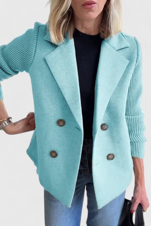 Blazer entallada turquesa de doble botonadura, con solapas marcadas y mangas acanaladas, combinada con vaqueros.