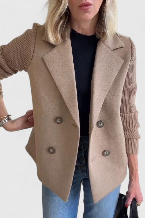 Blazer entallada en tono topo con cuatro botones, solapas clásicas y mangas acanaladas, combinada con vaqueros.