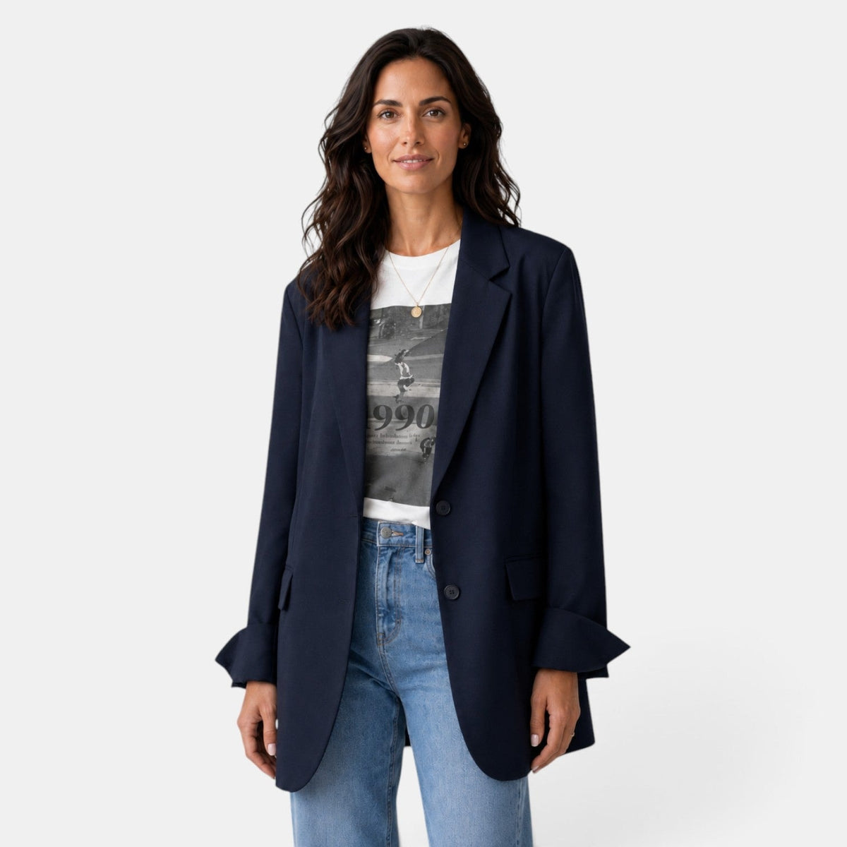 Blazer oversize azul marino con solapas clásicas, cierre de dos botones y puños vueltos, llevado abierto sobre camiseta y vaqueros.