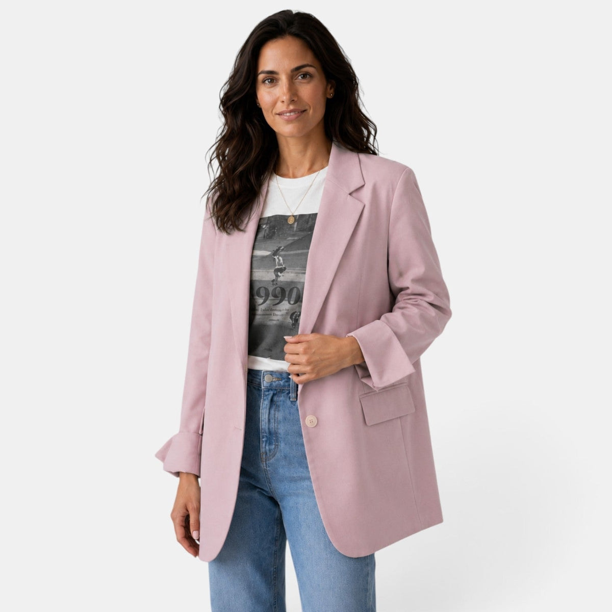 Blazer oversize rosa claro con solapas clásicas, cierre frontal de dos botones, bolsillos con solapa y puños vueltos.