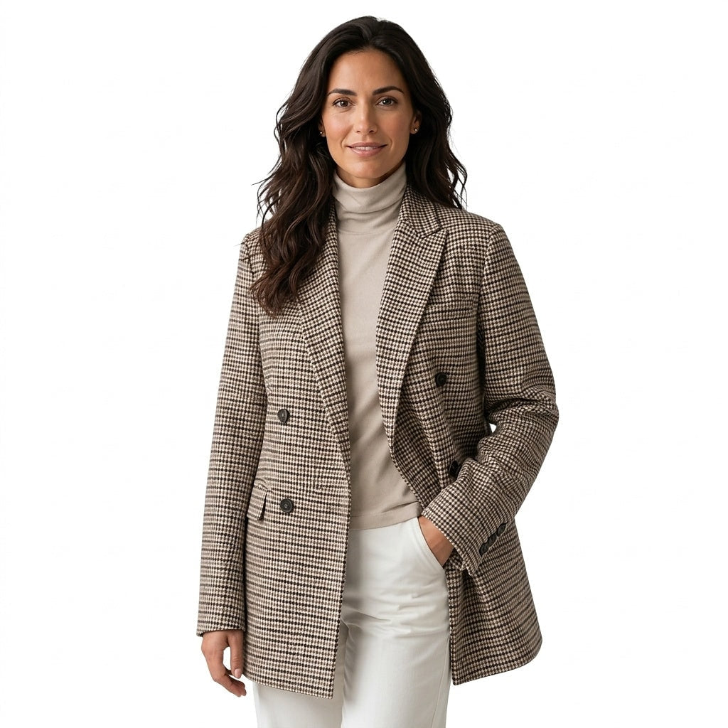 Vista frontal del blazer oversize de pata de gallo, con solapas, cierre de doble botonadura y bolsillos con solapa.