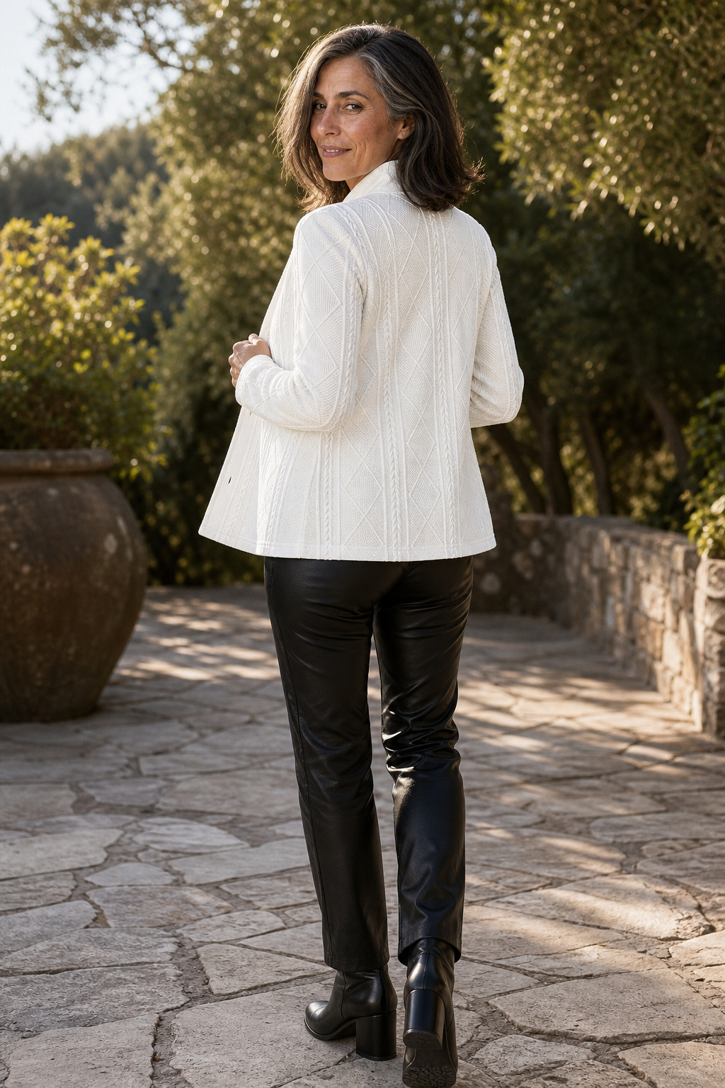 Vista trasera del blazer blanco, donde se aprecia su silueta entallada y el relieve del diseño.
