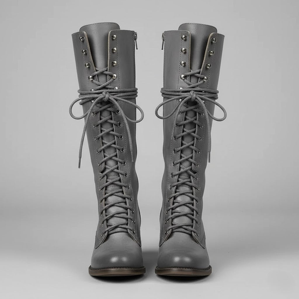 Par de botas altas grises con acordonado frontal completo y cordones anudados alrededor de la caña.