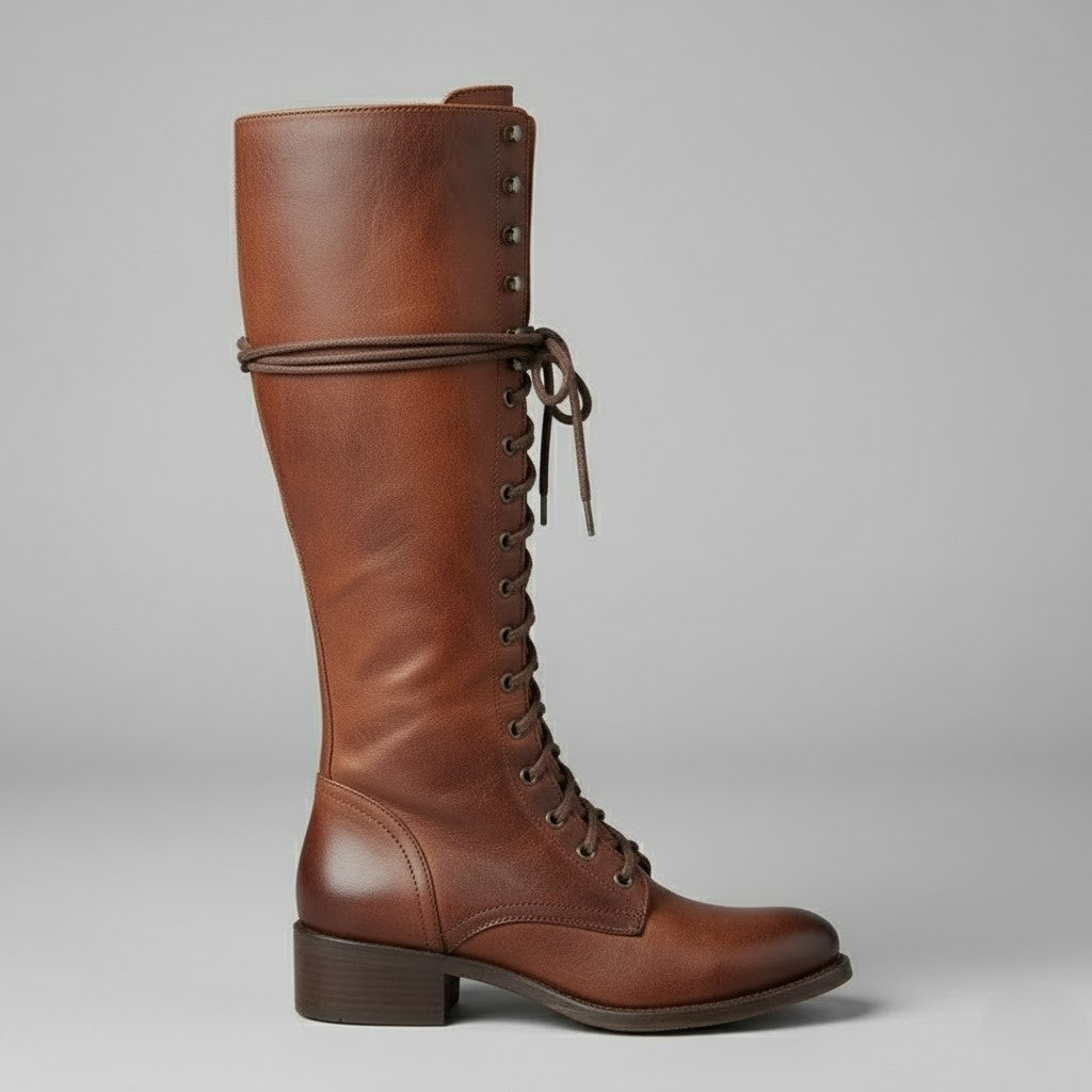 Bota alta marrón de perfil, con cordones laterales, caña ajustada y tacón de bloque visible.