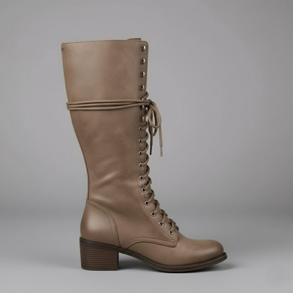 Bota alta beige en vista lateral, con acordonado frontal, puntera redondeada y tacón de bloque.
