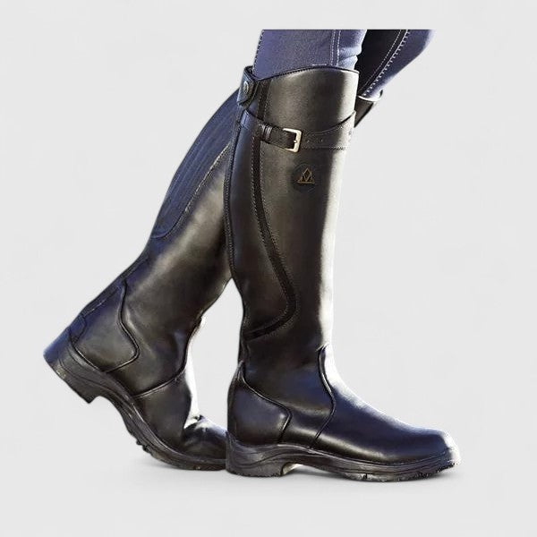 Botas altas negras hasta la rodilla, con hebilla ajustable, costuras visibles y suela de perfil bajo.