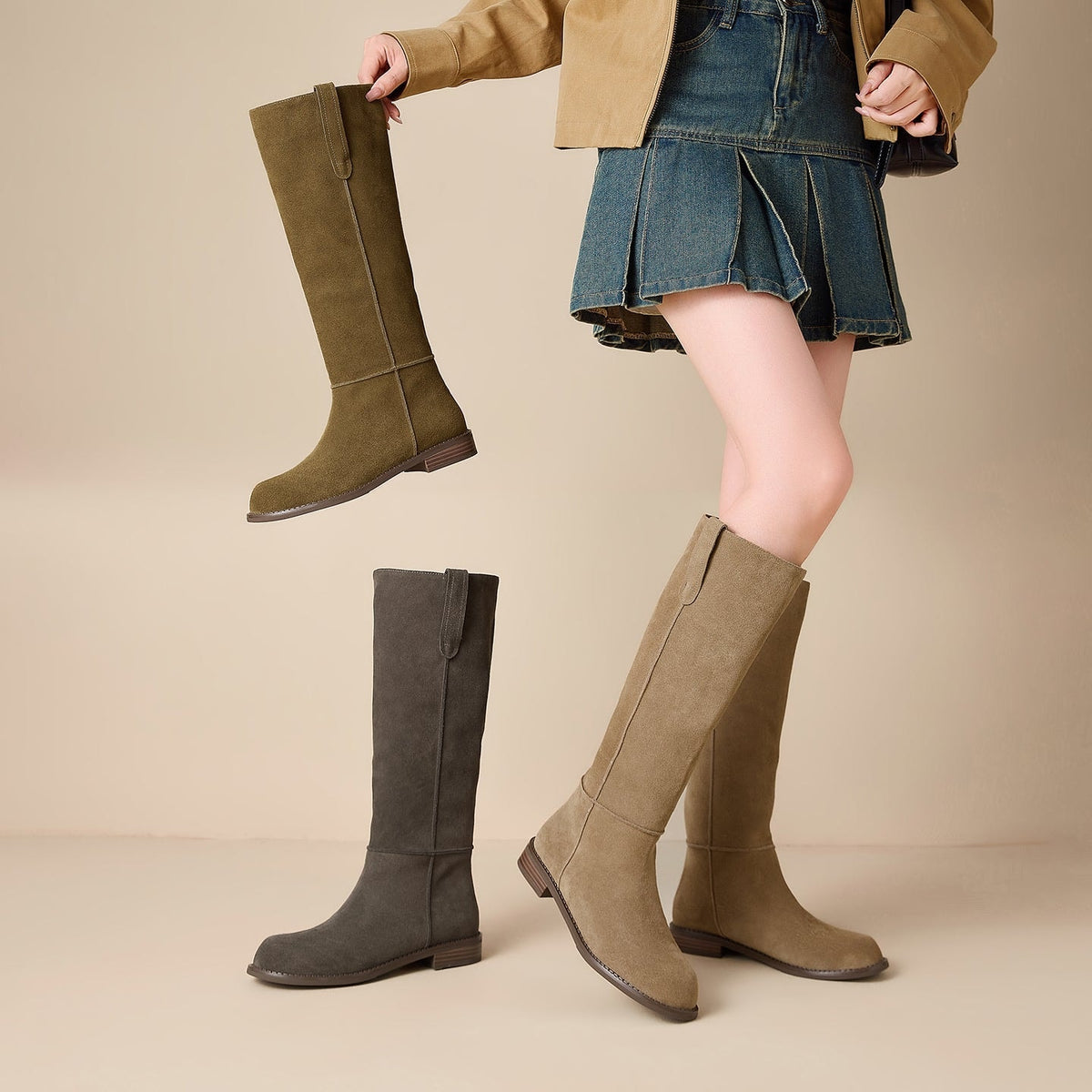 Composición con botas altas en tonos verde oliva, gris oscuro y marrón claro, mostrando sus distintas opciones de color y diseño.