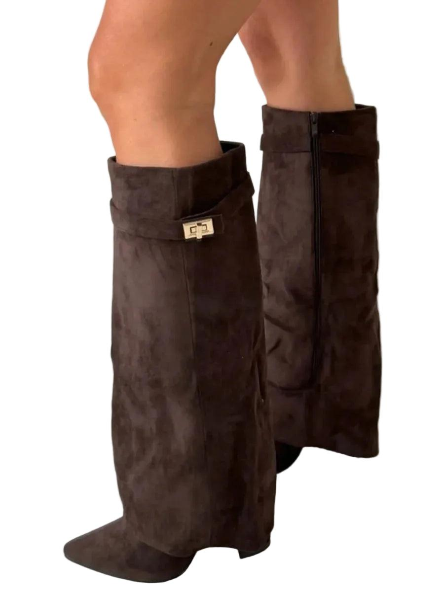 Botas altas marrón oscuro vistas desde atrás y de lado, con cremalleras verticales y solapas superiores.