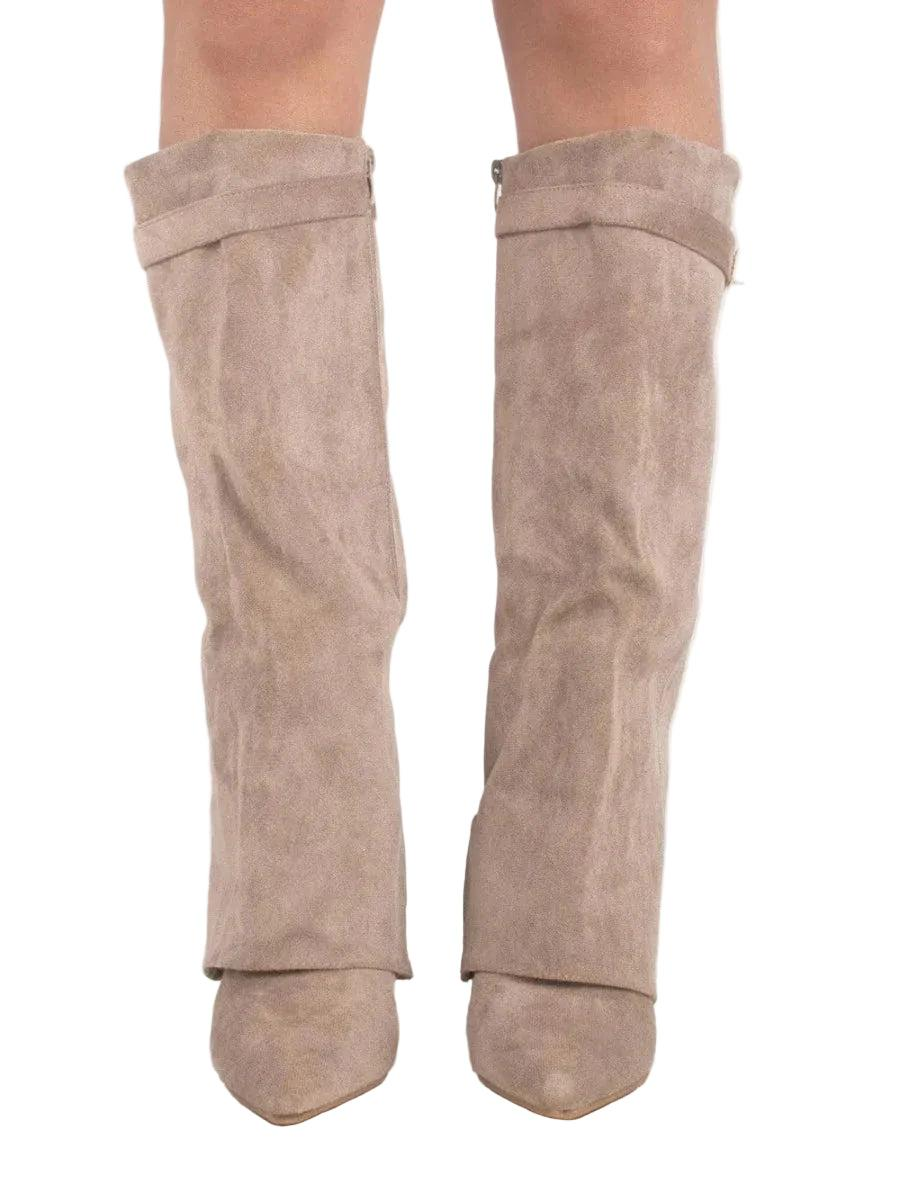 Vista frontal de las botas altas beige claro, con caña recta, solapas superiores y puntas finas redondeadas.