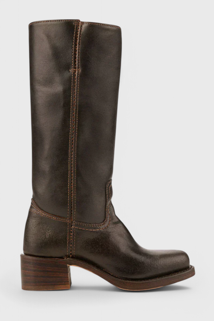 Bota alta marrón oscuro en perfil lateral opuesto, destacando la costura vertical y el tacón bajo estriado.