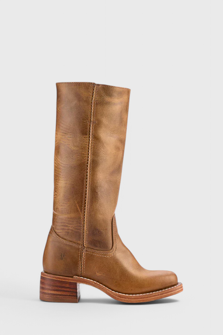 Bota alta marrón claro en perfil, con acabado de tono cálido, caña recta y tacón bajo de capas.